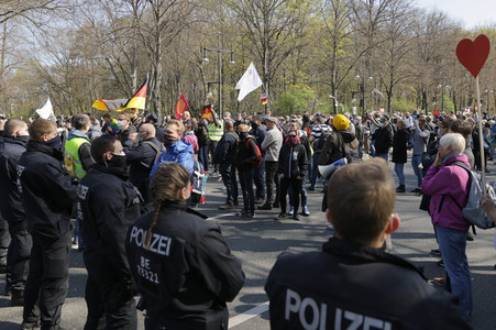 Demonstration gegen die bundesweite Verschärfung des Infektionsschutzgesetzes in Berlin