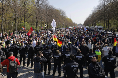 Demonstration gegen die bundesweite Verschärfung des Infektionsschutzgesetzes in Berlin