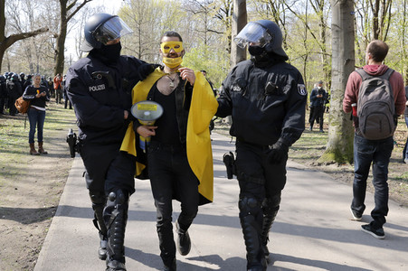 Demonstration gegen die bundesweite Verschärfung des Infektionsschutzgesetzes in Berlin