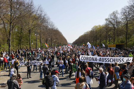 Demonstration gegen die bundesweite Verschärfung des Infektionsschutzgesetzes in Berlin