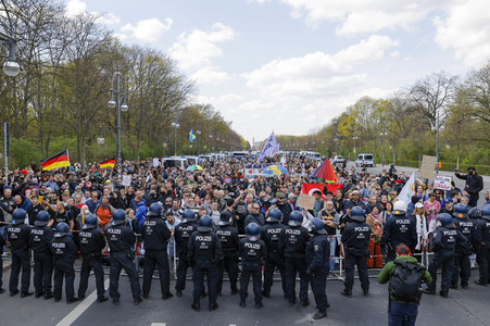 Demonstration gegen die bundesweite Verschärfung des Infektionsschutzgesetzes in Berlin
