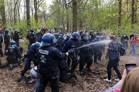 Demonstration gegen die bundesweite Verschärfung des Infektionsschutzgesetzes in Berlin