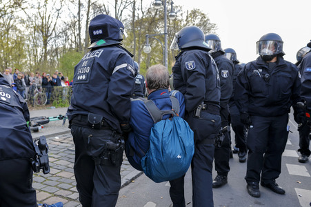 Demonstration gegen die bundesweite Verschärfung des Infektionsschutzgesetzes in Berlin