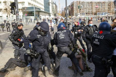 Demonstration gegen die bundesweite Verschärfung des Infektionsschutzgesetzes in Berlin