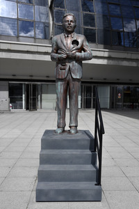 Klaas Heufer-Umlauf Statue in Berlin