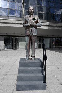 Klaas Heufer-Umlauf Statue in Berlin