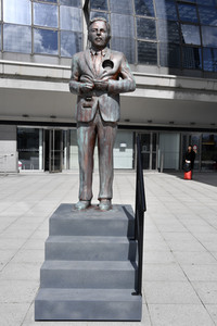 Klaas Heufer-Umlauf Statue in Berlin