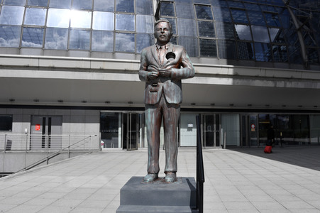 Klaas Heufer-Umlauf Statue in Berlin
