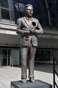 Klaas Heufer-Umlauf Statue in Berlin