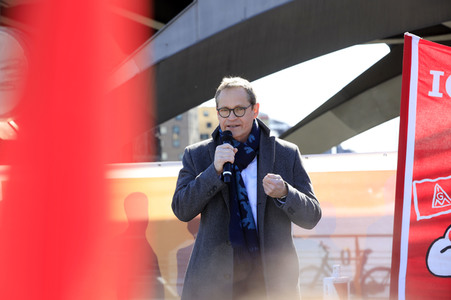Aktion der IG-Metall 'Gleiche Arbeit - gleicher Lohn' in Berlin