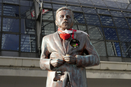 Klaas Heufer-Umlauf Statue in Berlin