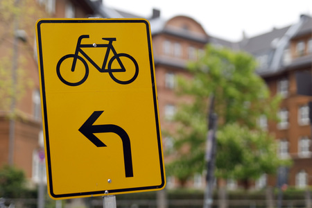 Symbolfoto Vorwegweiser für Radverkehr