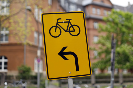 Symbolfoto Vorwegweiser für Radverkehr