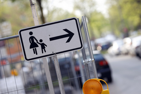 Symbolfoto Fußgänger Gehweg gegenüber benutzen