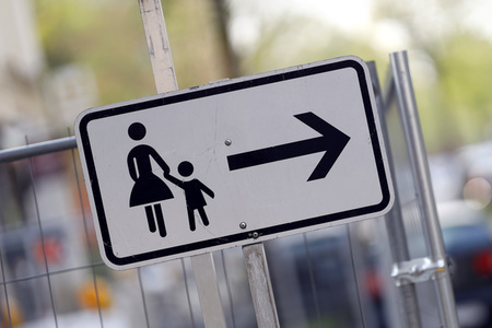 Symbolfoto Fußgänger Gehweg gegenüber benutzen