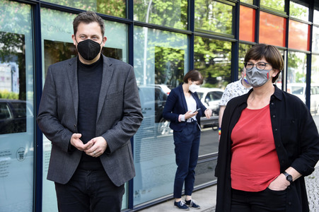 SPD-Aktion Hissung der Regenbogenflagge in Berlin