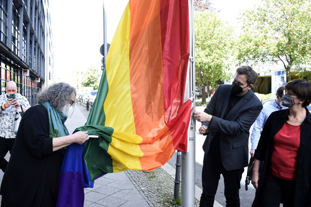 SPD-Aktion Hissung der Regenbogenflagge in Berlin