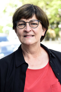 SPD-Aktion Hissung der Regenbogenflagge in Berlin