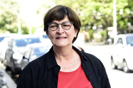 SPD-Aktion Hissung der Regenbogenflagge in Berlin