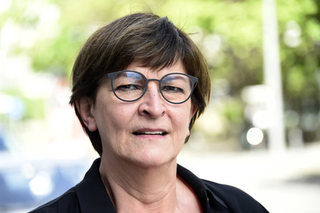 SPD-Aktion Hissung der Regenbogenflagge in Berlin