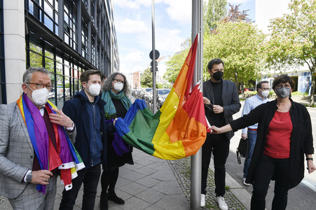 SPD-Aktion Hissung der Regenbogenflagge in Berlin