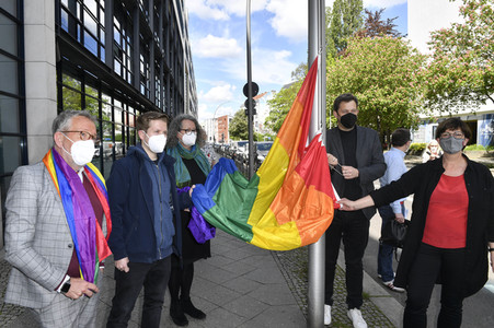 SPD-Aktion Hissung der Regenbogenflagge in Berlin