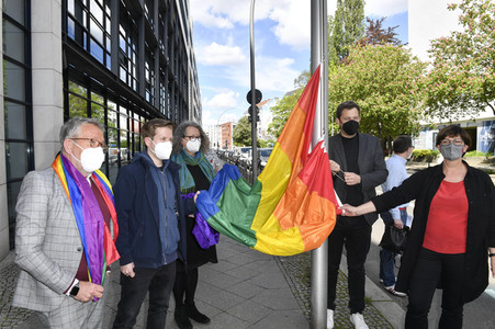 SPD-Aktion Hissung der Regenbogenflagge in Berlin