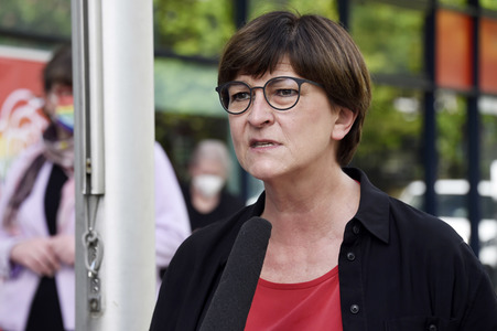 SPD-Aktion Hissung der Regenbogenflagge in Berlin