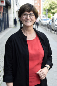 SPD-Aktion Hissung der Regenbogenflagge in Berlin