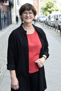SPD-Aktion Hissung der Regenbogenflagge in Berlin
