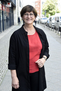 SPD-Aktion Hissung der Regenbogenflagge in Berlin
