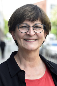 SPD-Aktion Hissung der Regenbogenflagge in Berlin