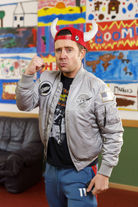 Mallorca-Stars überreichen Spendenscheck an Die Arche in Köln