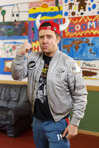 Mallorca-Stars überreichen Spendenscheck an Die Arche in Köln