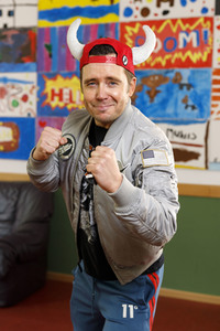 Mallorca-Stars überreichen Spendenscheck an Die Arche in Köln