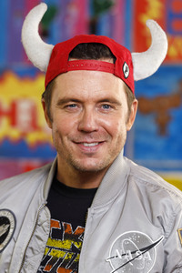 Mallorca-Stars überreichen Spendenscheck an Die Arche in Köln