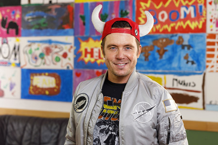 Mallorca-Stars überreichen Spendenscheck an Die Arche in Köln