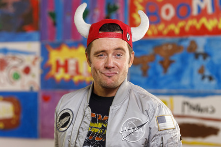 Mallorca-Stars überreichen Spendenscheck an Die Arche in Köln