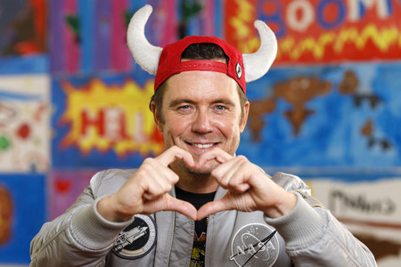 Mallorca-Stars überreichen Spendenscheck an Die Arche in Köln