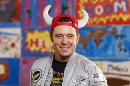 Mallorca-Stars überreichen Spendenscheck an Die Arche in Köln