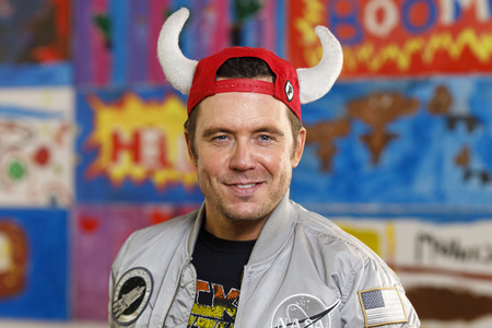 Mallorca-Stars überreichen Spendenscheck an Die Arche in Köln