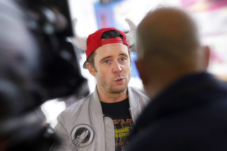 Mallorca-Stars überreichen Spendenscheck an Die Arche in Köln