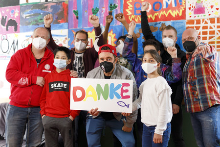 Mallorca-Stars überreichen Spendenscheck an Die Arche in Köln