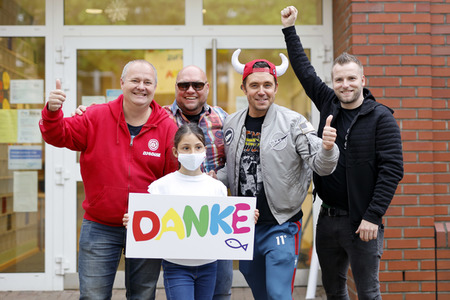 Mallorca-Stars überreichen Spendenscheck an Die Arche in Köln