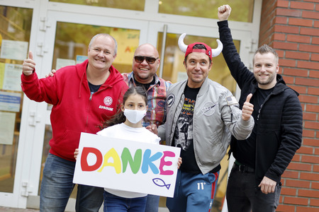 Mallorca-Stars überreichen Spendenscheck an Die Arche in Köln