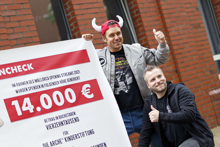 Mallorca-Stars überreichen Spendenscheck an Die Arche in Köln