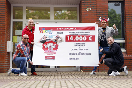 Mallorca-Stars überreichen Spendenscheck an Die Arche in Köln