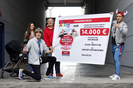 Mallorca-Stars überreichen Spendenscheck an Die Arche in Köln