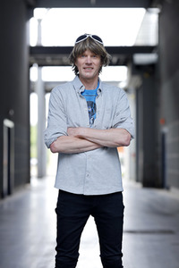 Mallorca-Stars überreichen Spendenscheck an Die Arche in Köln