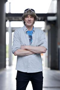 Mallorca-Stars überreichen Spendenscheck an Die Arche in Köln